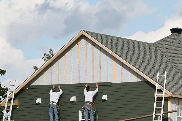 Professional Emergency Siding Repair technician working in Nashville, IL
